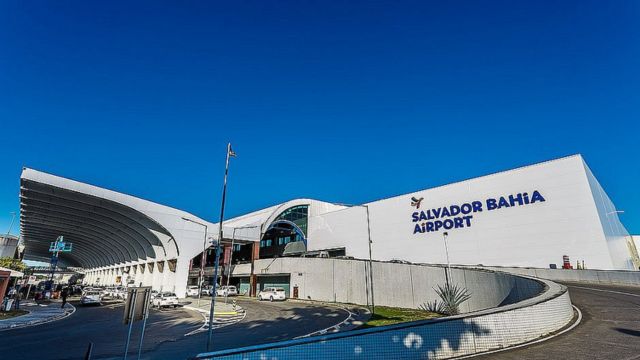Caixas e móveis organizados na caçamba da pickup