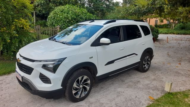 Pickup Fiat Strada carregada com móveis em Valença, Bahia