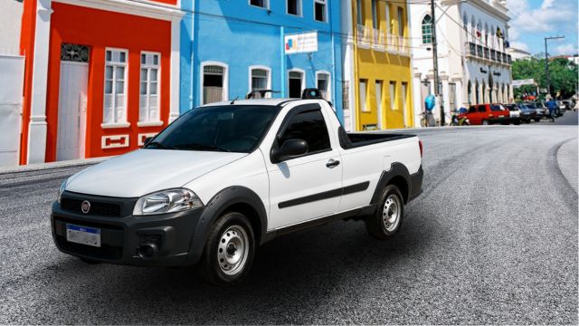 Pickup Fiat Strada carregada com móveis em Valença, Bahia
