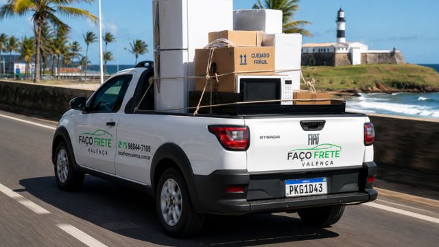 Pickup com eletrodomésticos e caixas em estrada da Bahia