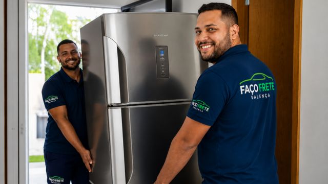 Profissionais carregando geladeira com cuidado