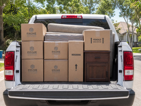 Caixas e móveis organizados na caçamba da pickup